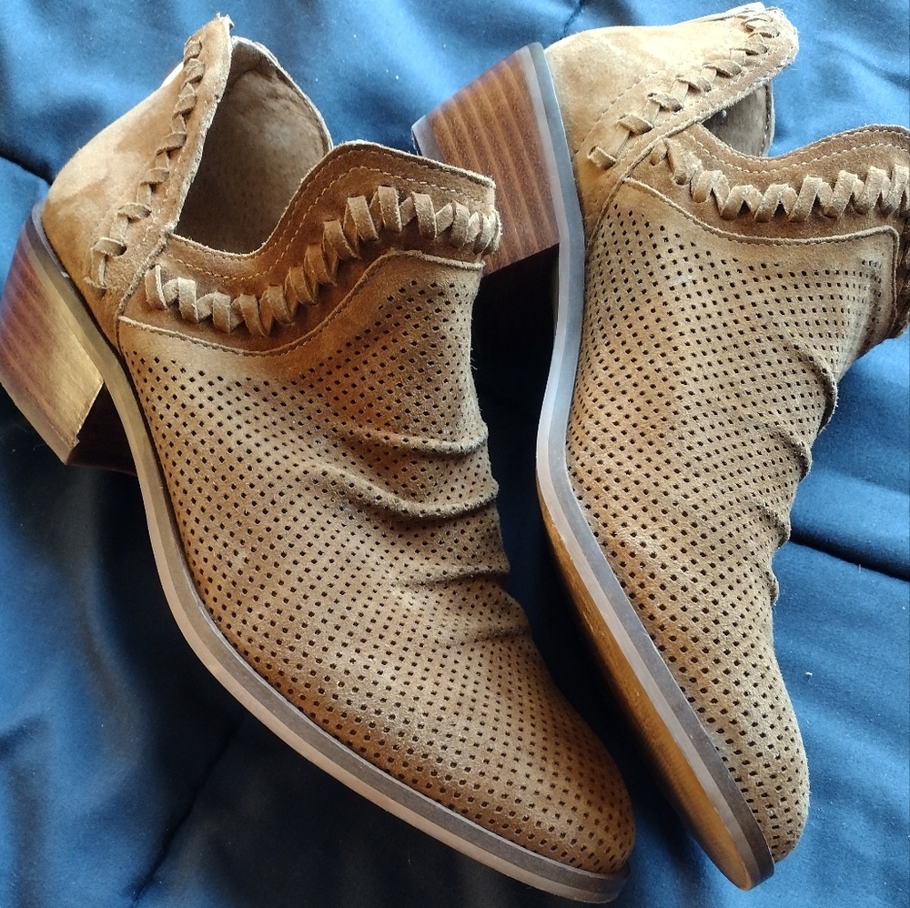 Vince Camuto 7.5 38 brown booties